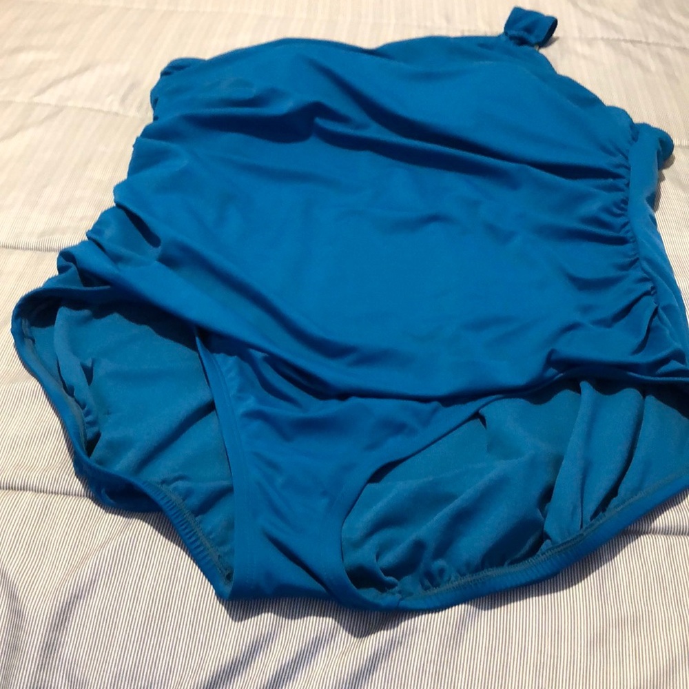 NWOT TIME AND TRU Women One Piece Swimsuit.